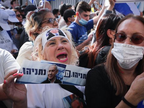 תומכי נתניהו מחוץ לבית המשפט [צילום: אוליביה פיטוסי, פלאש 90]