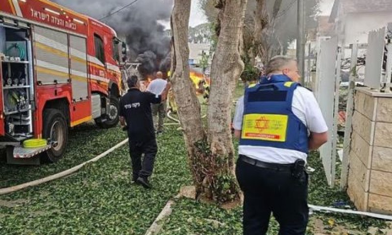 אתר פגיעת טיל בפתח תקוה [צילום: מד"א]