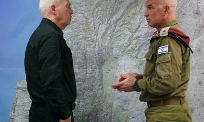 אלוף אורי גורדין והשר יואב גלנט [צילום: אריאל חרמוני]