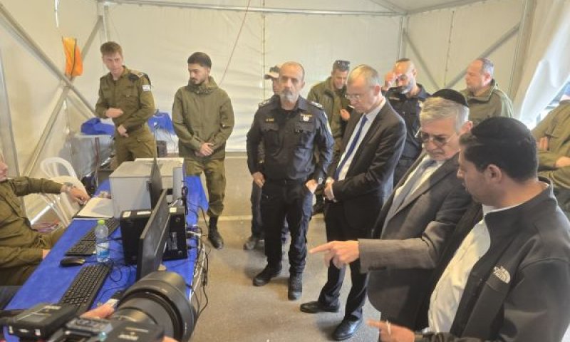 השר לשר"ד לוין, המפכ"ל לוי והמנכ"ל אבידן בסיור בתר"ח [צילום: המשרד לשירותי דת]