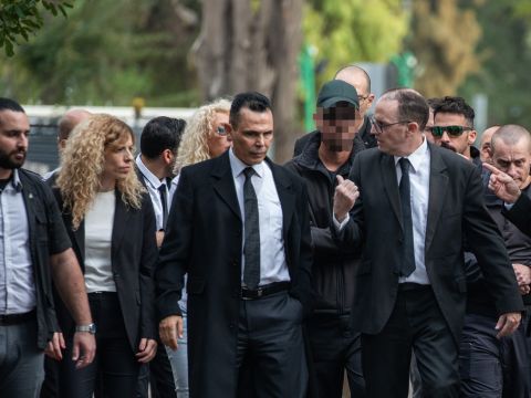 פלאח (במרכז) בביקור בזירת הירי [צילום: שיר תורם, פלאש 90]