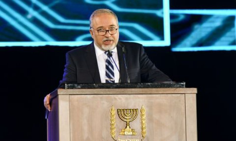 ליברמן. בעד חוק ממלכתי [צילום: פלאש 90]