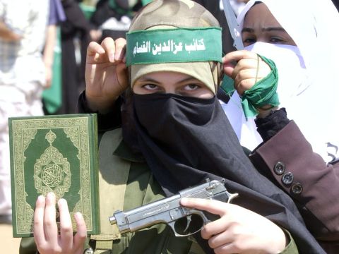 פליטים הפלשתינים בדרך לעזה ?[צילום:AP]