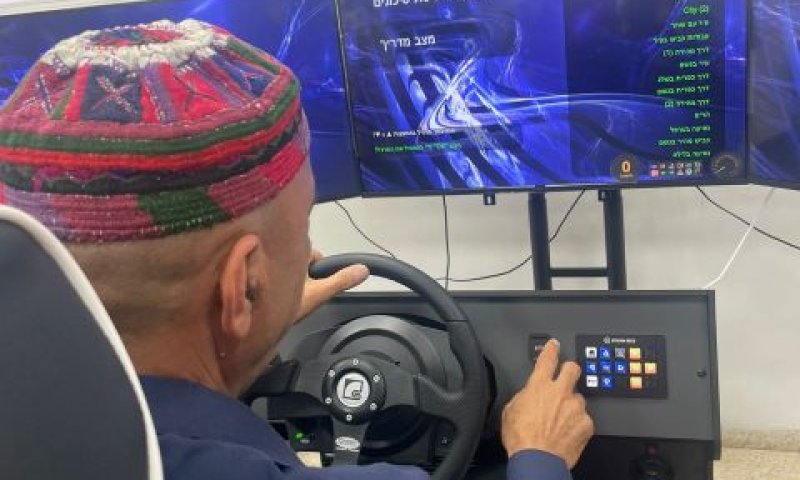 לוקח את ההגה לידיים. שפיק עבד מתנסה במדמה [צילום: ענאן מולא]