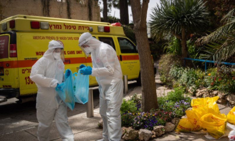 עובדי מד"א ליד בית האבות מגדל נופים בירושלים [צילום: יונתן זינדל/פלאש 90]