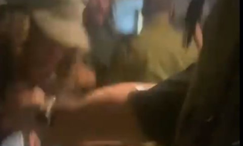 ההתגודדות סביב מפקד החטיבה [צילום: שימוש לפי סעיף 27א לחוק זכויות יוצרים]