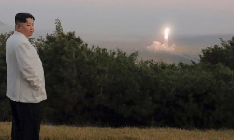 הנשיא קים ג'ונג און צופה בשיגור [צילום: KCNA, סוכנות הידיעות המרכזית של צפון קוריאה]