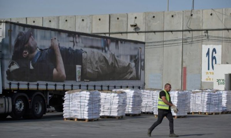 סיוע הומניטרי לעזה במעבר כרם שלום [צילום: ליאו קוריאה/AP]