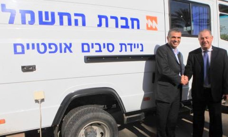 עמוס לסקר ומשה כחלון ליד ניידת סיבים אופטיים [צילום: יוסי וייס]