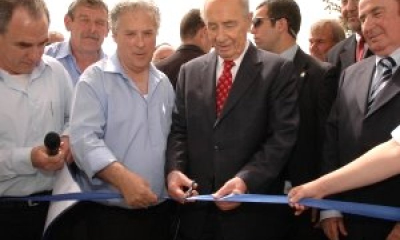 שמעון פרס חונך את חצר תל חי [צילום: אייל מרגולין]