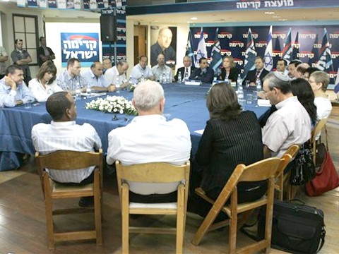 ישיבת סיעת קדימה. אולמרט היה נוכח רק כתמונה על הקיר [צילום: AP]