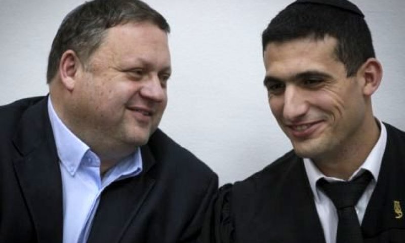 בן-צבי ועורך דינו. ערבויות אישיות במיליונים [צילום: פלאש 90]