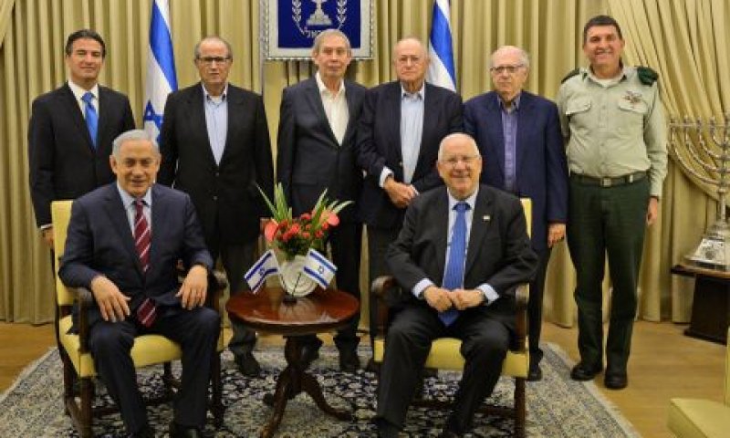 נשיא המדינה עם ראש הממשלה בנימין נתניהו, ראשי המוסד לדורותיהם, ר' המוסד הנוכחי תמיר פרדו, ור' המוסד הנכנס יוסי כהן [צילום: דוברות בית הנשיא]