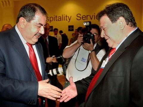 לחיצת יד היסטורית: שר ישראלי ושר עירקי [AP]