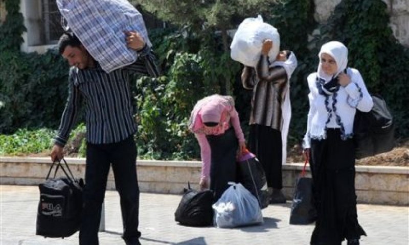 פליטים מסוריה עוברים את הגבול ללבנון [צילום: AP]