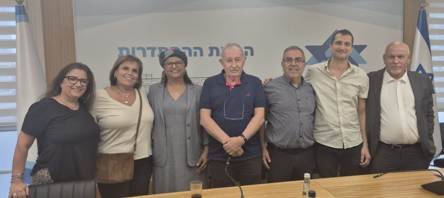 צוות האיגוד, דביר שני מימין, פרדי כהן באמצע [צילום: יח"צ]