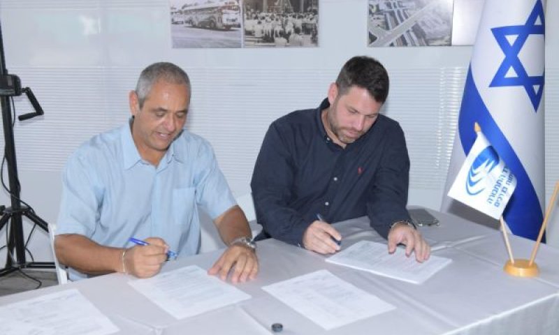 חתימת ההסכם [צילום: ח'טיב בילאל/לע"מ]