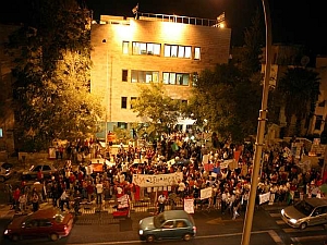 הפגנת המורים מחוץ לבית הדין[צילום: פלאש 90]