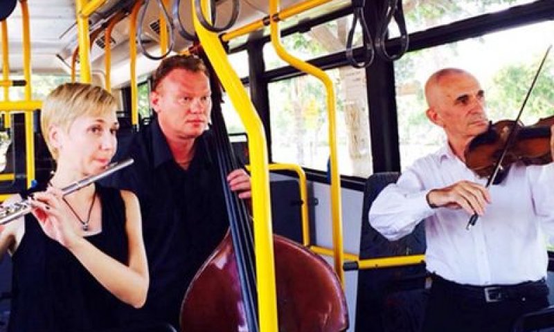נגנים של סימפונט רעננה באוטובוס של מטרופולין [צילום: דוברות עיריית רעננה]