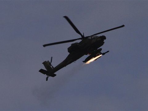 מסוק צה"ל יורה מעל הרצועה, היום [AP]
