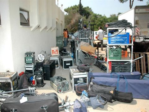 ציוד הצילום מחוץ לבית הכנסת [צילום: עוזי ברק]