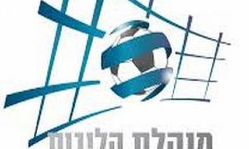 המנהל לשעבר תובע