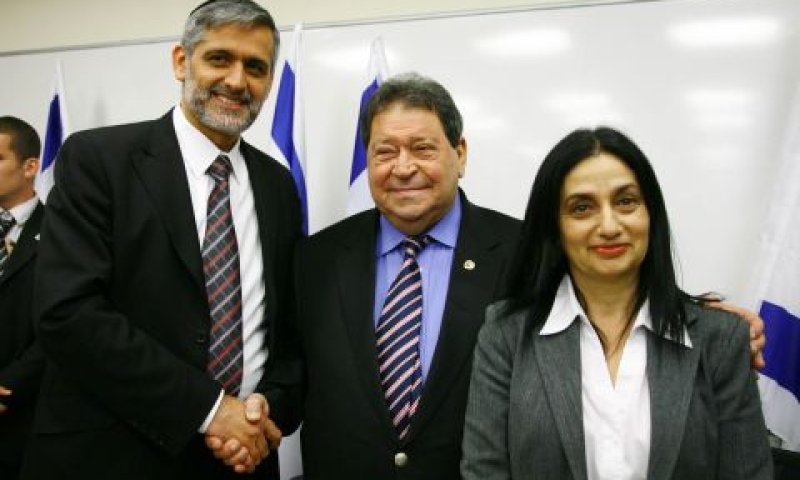 השר הנכנס בן אליעזר, סגניתו נוקד והשר היוצא ישי [צילום: יח"צ]
