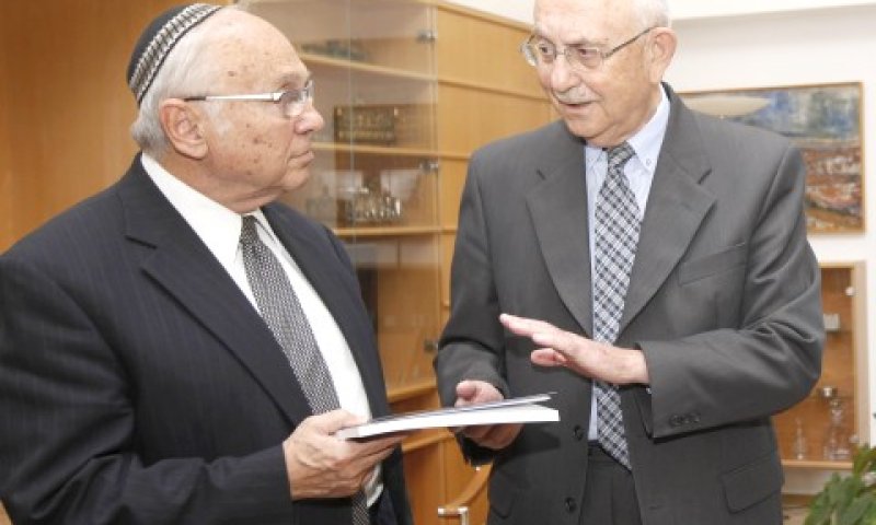 השופט גולדברג מוסר את הדוח לשר המשפטים נאמן [צילום: פלאש 90]