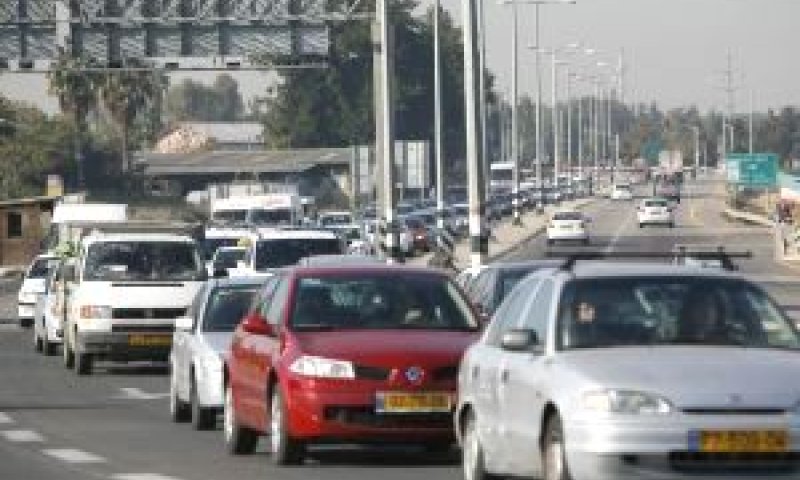 נערכים לפקקים [צילום: פלאש 90]