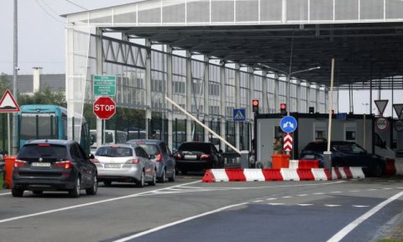מכוניות ממתינות במעבר הגבול קרקובץ בין פולין לאוקראינה [צילום: רומן בלוק/AP]