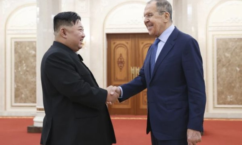 קים ג'ונג און (משמאל) ושר החוץ הרוסי סרגיי לברוב. תיאום עמדות, סיוע צבאי-כלכלי [צילום: AP]