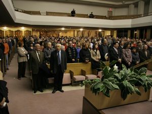 הקהל בבית הכנסת מקבל בקימה את יעלון [צילום: שלום טורונטו]
