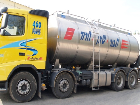 מיכלית חלב. עכשיו דמיינו עוד עשר כאלו [צילום: יוסי מלול]