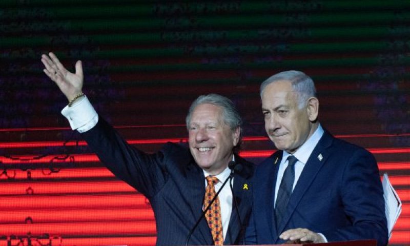 נתניהו עולה לנאום בוועידת JNS [צילום: יונתן זינדל/פלאש 90]