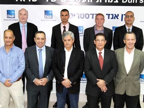 מימין לשמאל: בשורה התחתונה - עודד שמיר מנכ"ל כלכלית ירושלים, ראובן קובנט מנכ"ל דן אנד ברדסטריט, שלמה שרף מנכ"ל אלקטרה נדל"ן, גיל דקל מנכ"ל אפריקה מגורים, תמיר דן מנכ"ל שיכון ובינוי. בשורה העליונה - רוני סופר מנכ"ל גזית גלוב, רונן גינזבורג מנכ"ל דניה סיבוס, עמיר שאלתיאל יו"ר אלדר שיווק פרויקטים, נתן חץ מנכ"ל אלוני חץ נכסים והשקעות [צילום: קובי קנטור]