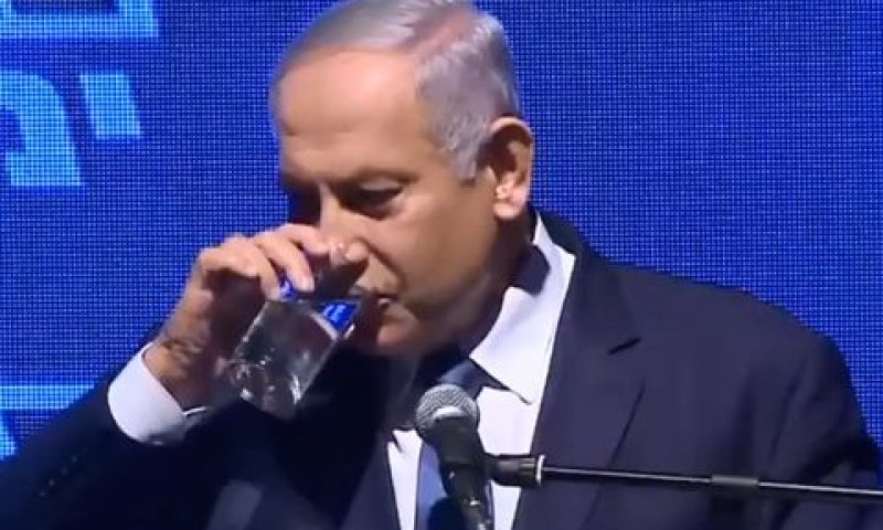 נתניהו. "שותה" קולות [צילום וידאו]
