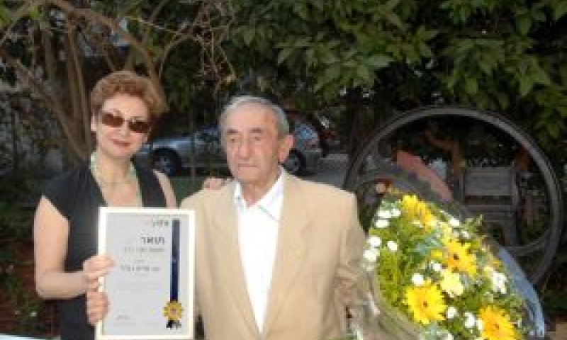 גנדל מקבל את הפרחים מגרמן