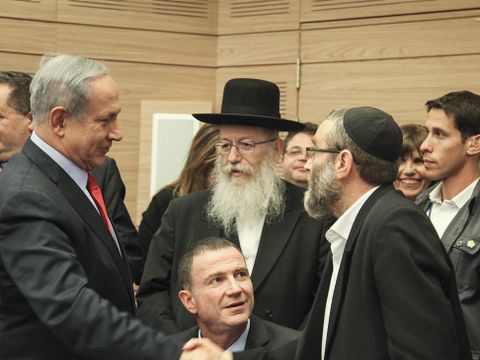 מכתב חפוז לדרישת החרדים [צילום: יצחק הדרי/פלאש 90]