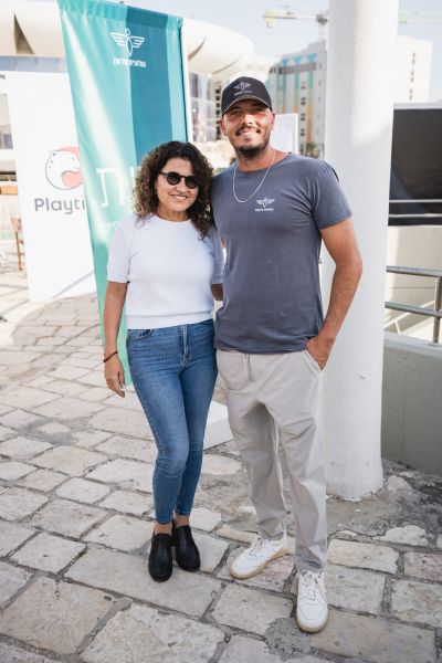 איצו טיבי, מנכ"ל עמותת המלאכים של ערן וזיווה שלום סמנכ"לית רווחה גלובלית בפלייטיקה [צילום: תומר פולטין]