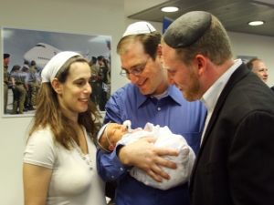 אהרן וג'ניפר גרינברג ומימינם הרב יהושע פס, מייסד ארגון "נפש בנפש" בברית [צילום: ששון תירם]