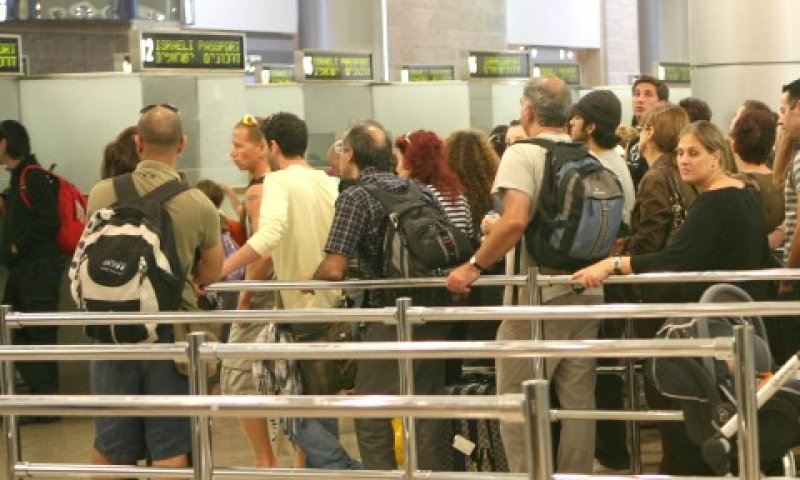 ביקורת דרכונים בנתב"ג [צילום: פלאש 90]