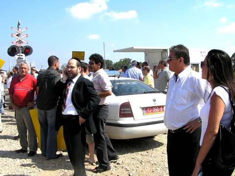 חיים אביטן (מימין) מפגין מול מסילת הרכבת