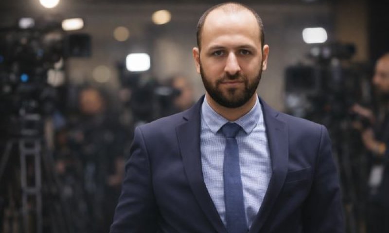 אבו אלהיג'א. עשרות פרסומים בעד המפלגה [עיבוד AI]