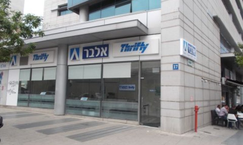 אלבר. טענות לגזענות