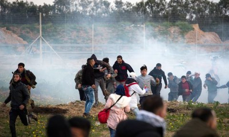 המתפרעים ברחו מהגדר [צילום: עבד אל רחים חטיב/פלאש 90]
