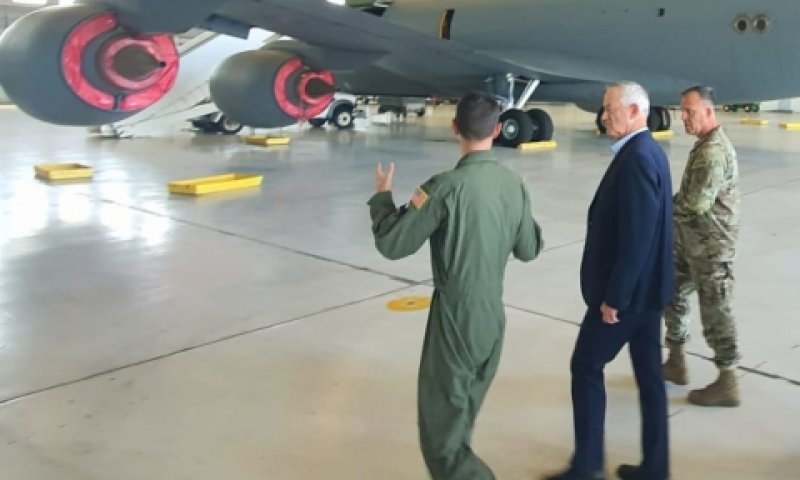 שר הביטחון גנץ סוקר מטוס תדלוק במפקדת סטקום בארה"ב [צילום: U.S. Central Command, Sgt. John Onuoha]