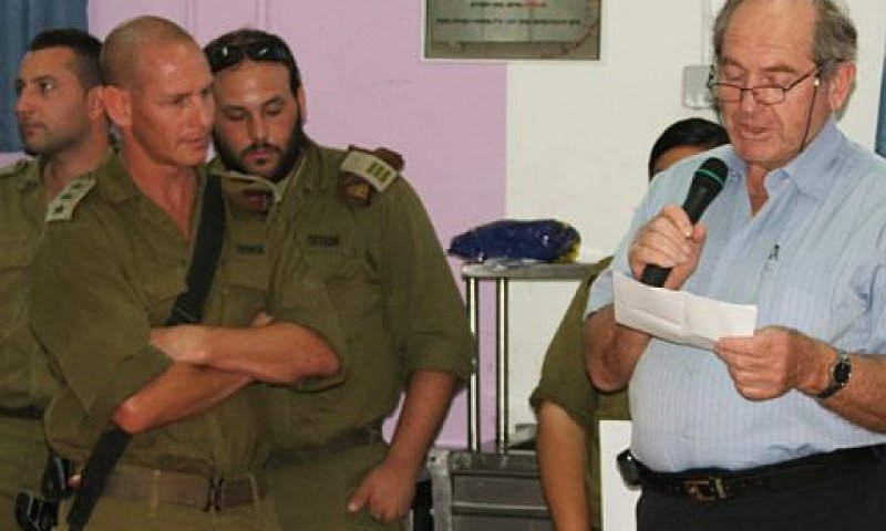 בתמונה: המח"ט אל"מ רפי מילוא ונשיא המרכז האקדמי כרמל פרופ' יחזקאל טלר בטקס הרמת כוסית לראש השנה [צילום: יח"צ]
