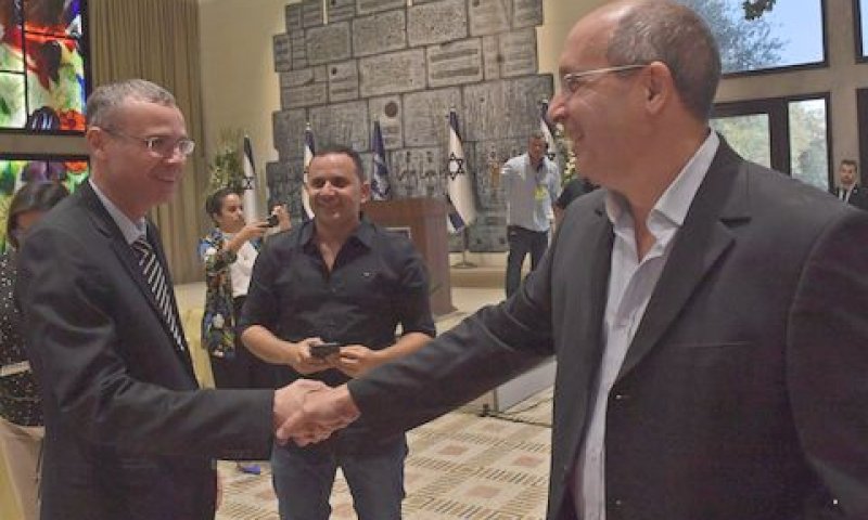 ניסנקורן ולוין בתפר שבין המשלחות [צילום: קובי גדעון/לע"מ]