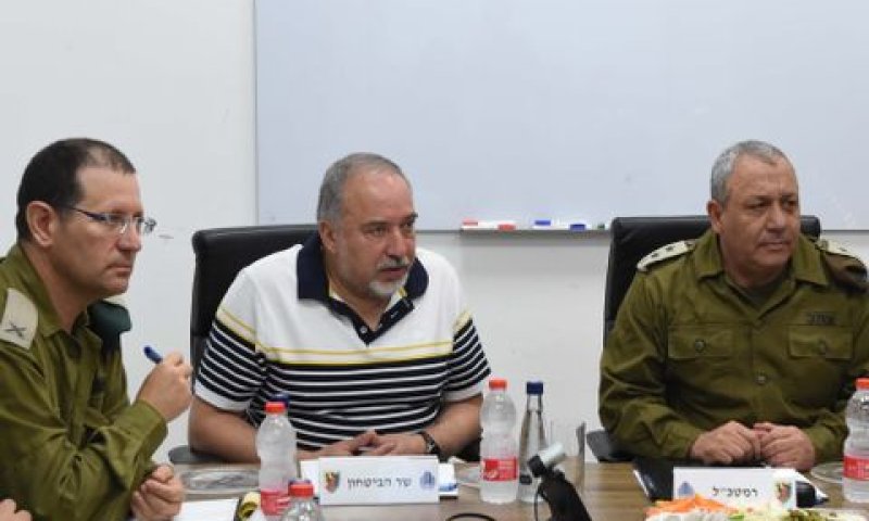 דיון הערכת מצב באגודת עזה [צילום: שחר לוי, משרד הביטחון]