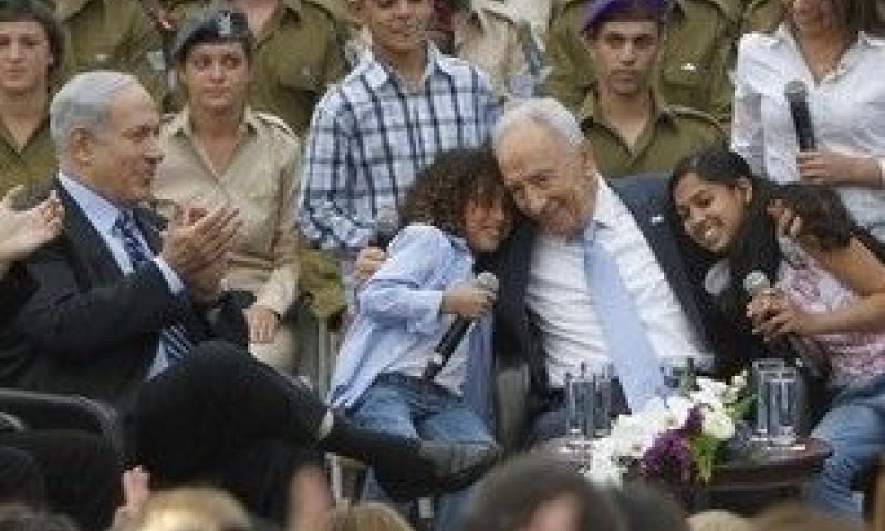 פרס מארח חיילים ובני המשפחות [צילום: פלאש 90]
